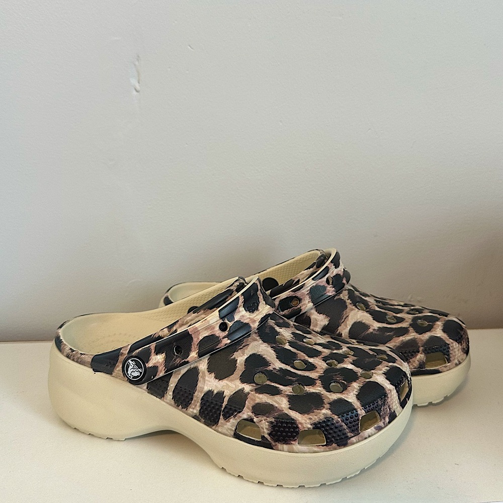 NWOT Women’s cheetah platform Crocs - Size 7